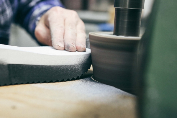 PBS Soles Srl nasce 70 anni fa, producendo inizialmente suole in legno. Negli anni ‘70, la crescente domanda di sughero porta l’azienda a investire in nuove tecnologie.